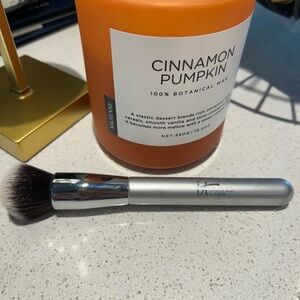 It Cosmetics Blurring Foundation Makeup Brush